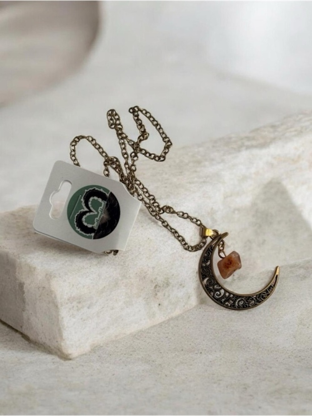 🫶🏻 Gold-Tone Crescent Moon Pendant Necklace with Orange Agate Stone Accent